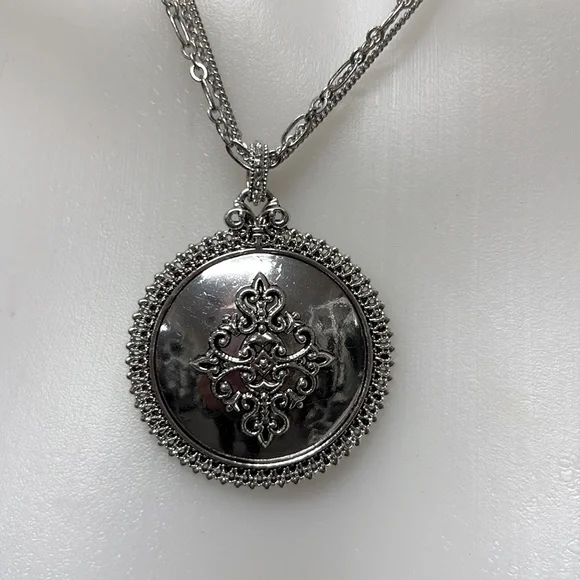 Elegant Silver Pendant Necklace - Picture 3 of 3